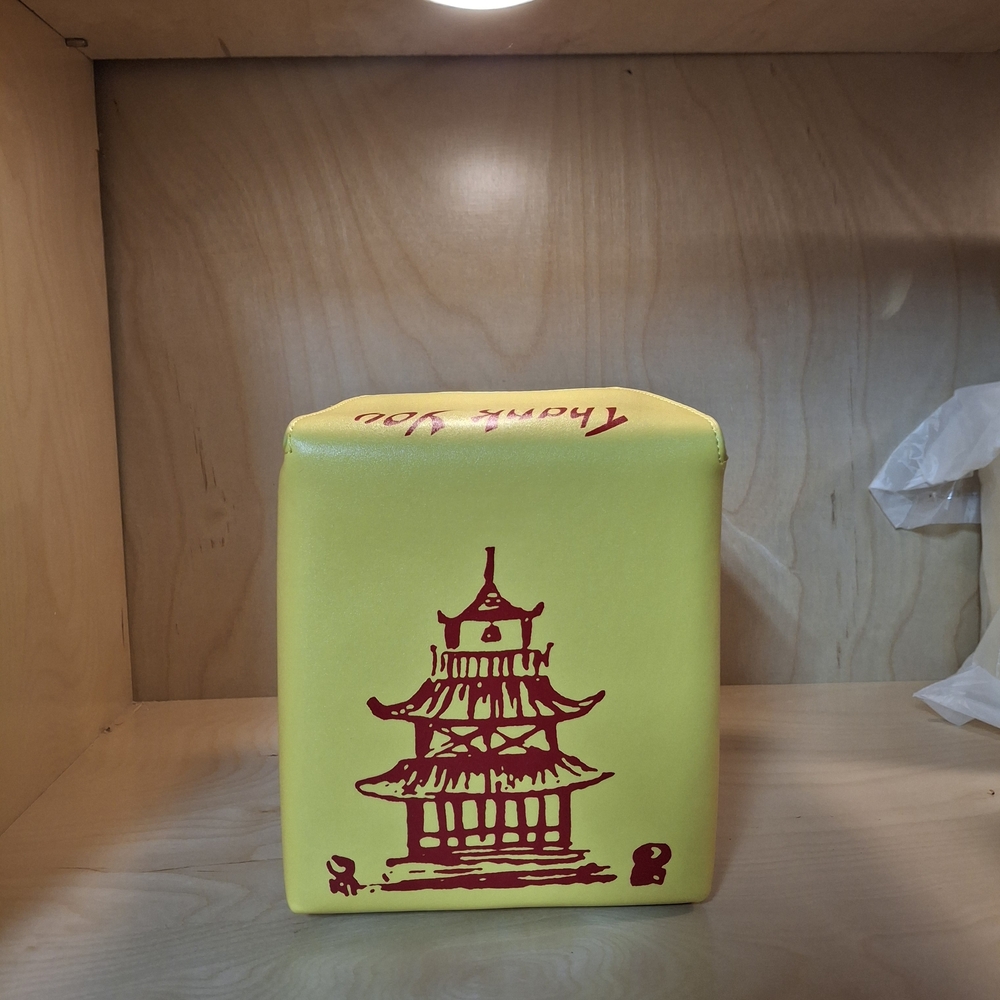 💋Yellow Bags with Red Chinese Design . La imagen muestra un bolso de mano